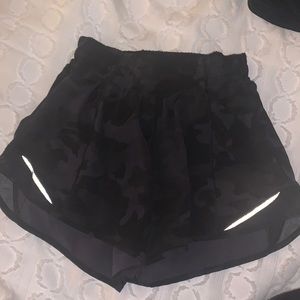 size 2 lululemon black camo hotty hot shorts 4in inseem